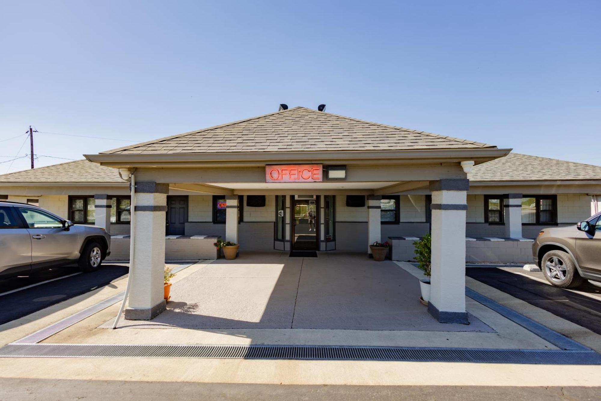 Budget Inn Columbus ロックボーン  エクステリア 写真