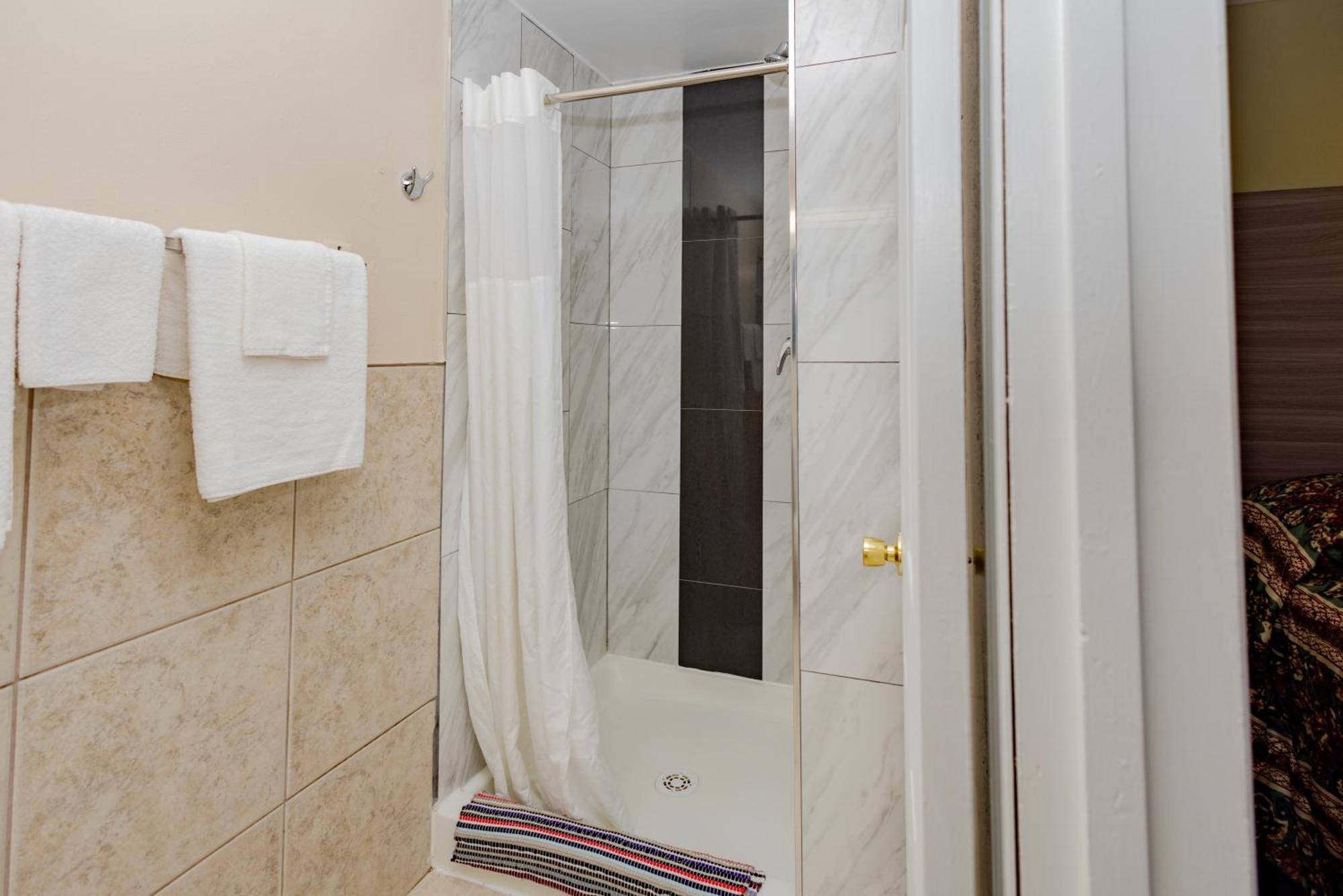 Budget Inn Columbus ロックボーン  エクステリア 写真