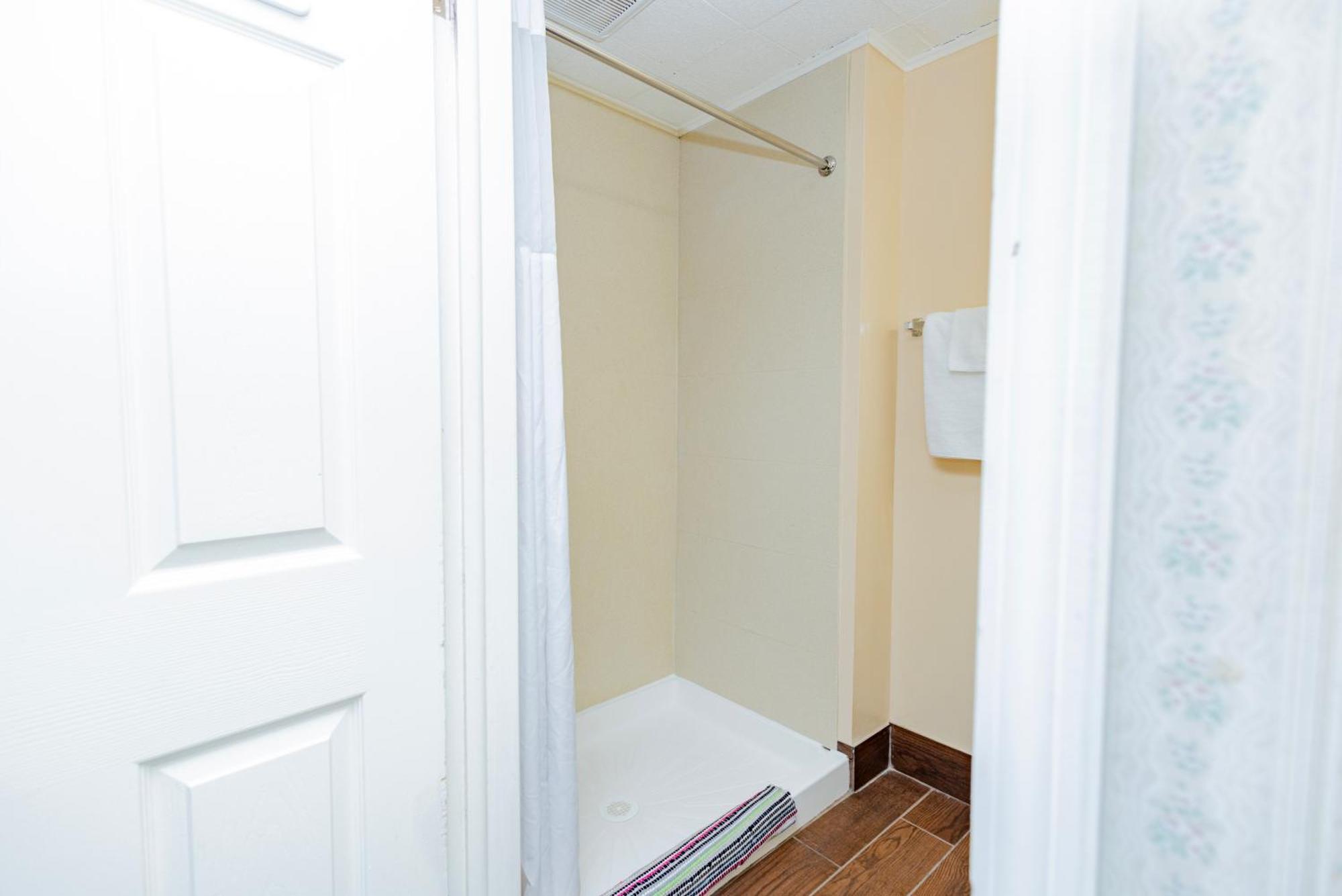 Budget Inn Columbus ロックボーン  エクステリア 写真