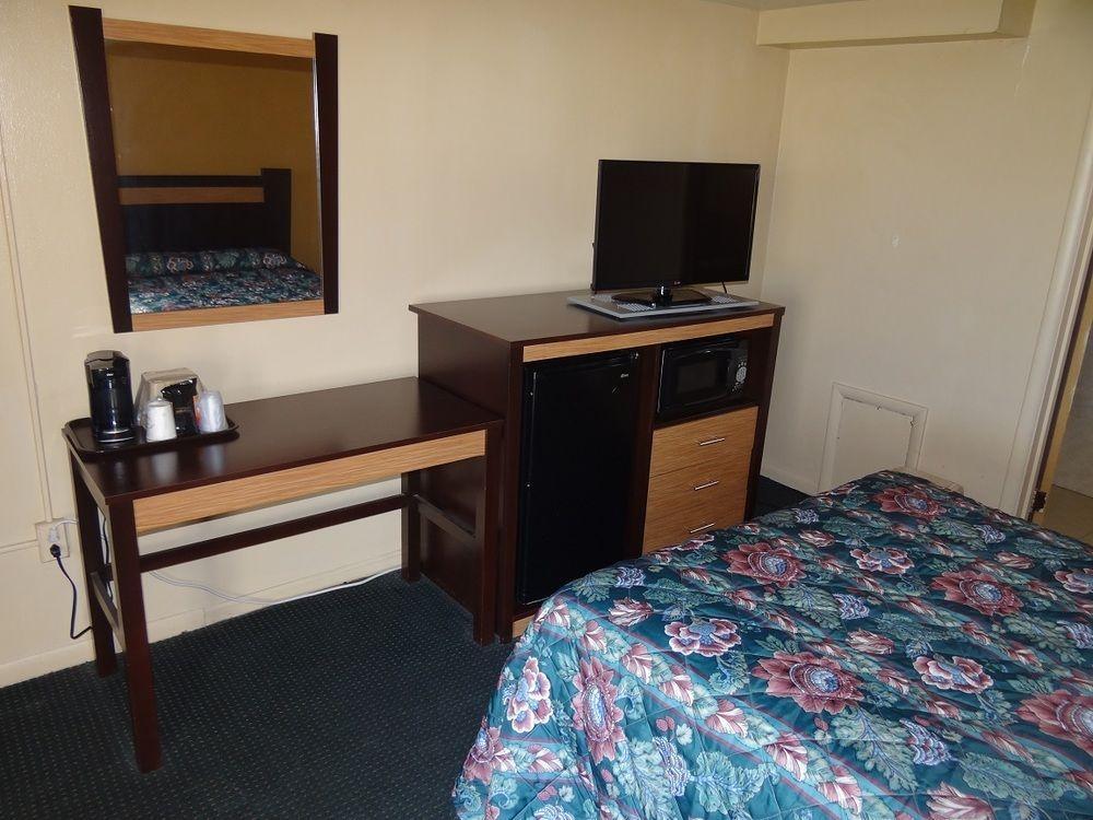 Budget Inn Columbus ロックボーン  エクステリア 写真